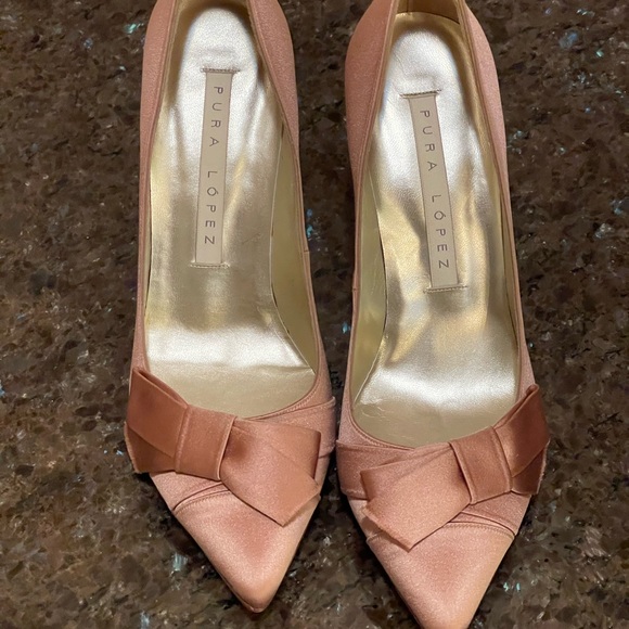 Neiman Marcus Pura Lopez blush satin heels - Picture 3 of 9